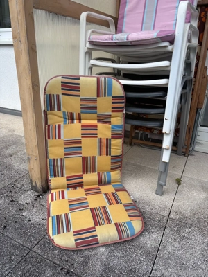 6 Gartenstühle zu verkaufen   3 weiß, 3 grau + 6 Überzüge Bild 4