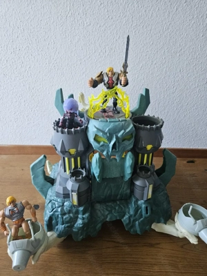 He-Man Castle Greyscull mit Figuren Bild 3