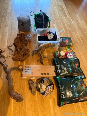 Aquarium mit Futterautomat und Deko Bild 4