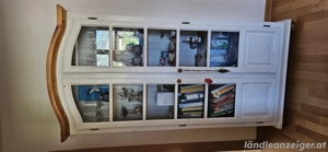 holzschrank mit glastüren