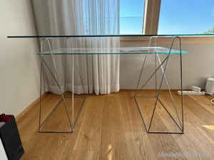 Moderner Schreibtisch mit zwei Glasscheiben