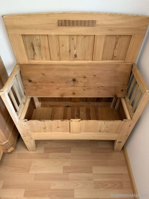 alte Bank  Truhe Bild 2