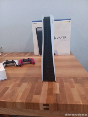 PlayStation 5 + 2 DualSense-Controller Bild 6