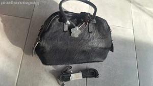 schwarze Lederhandtasche mit Felloptik