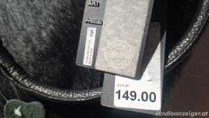 schwarze Lederhandtasche mit Felloptik Bild 3