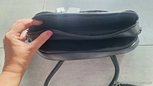 schwarze Lederhandtasche mit Felloptik Bild 4