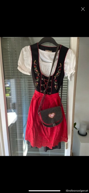 Dirndl in Schwarz   Rot