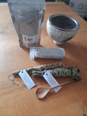 Räucherschale mit Räucherwerk