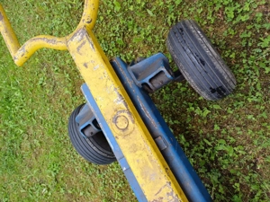 Auto Abschleppen.  Abschleppdolli.  Hydraulische Abschleppachse. Bild 4