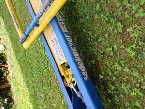 Auto Abschleppen.  Abschleppdolli.  Hydraulische Abschleppachse. Bild 2