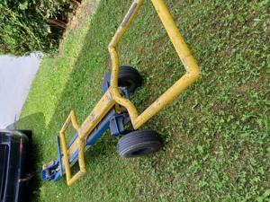 Auto Abschleppen.  Abschleppdolli.  Hydraulische Abschleppachse. Bild 5