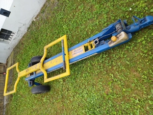 Auto Abschleppen.  Abschleppdolli.  Hydraulische Abschleppachse. Bild 3