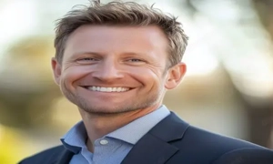 Ein attraktiver, gebildeter Mann freut sich auf Sie