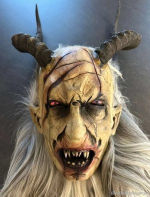 Maske aus Zirbenholz