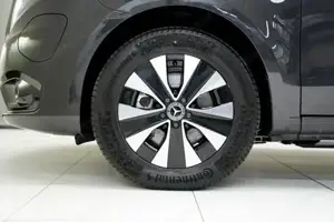 Mercedes-Benz eVito 129 Tourer PRO Lang ACC PDC KAM KlimaA Bild 3