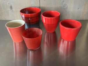 Übertöpfe in verschiedenen Größen und Farben