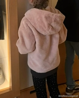 Flauschige Mädchenjacke Gr.140 Bild 2