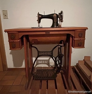 Antiker Tisch Jacobi & Nähmaschiene Bobbin  