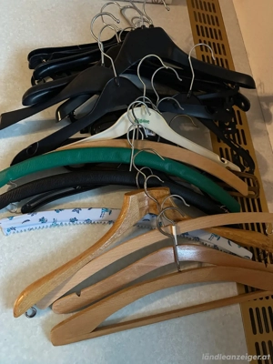 Verschenke 22 Kleiderbügel