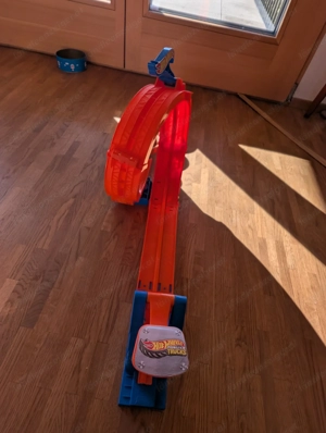 Hot Wheels Monster Trucks Loop & Flip Trophy Challenge-Spielset Bild 1