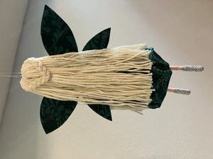 Elfe   Fee in Grün Weiß, Elfe mit Blumenmuster zum hängen, H. 18 cm, Dekohänger Bild 4