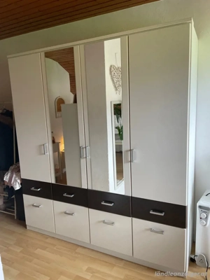 Kleiderschrank