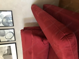 Rote Couch mit Polsterbank Bild 2