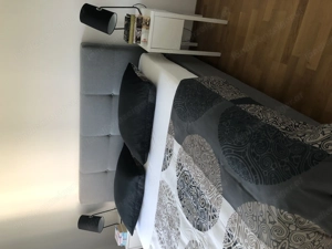 Graues Boxspringbett