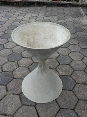 Blumengefäß  aus Eternit höhe 60, cm durchm. oben und unten  44 cm