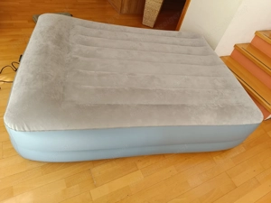 Luftbett mit integrierter Pumpe Bild 2