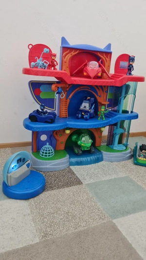 PJ Masks Tower inkl. Helden und Schurken Bild 2