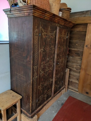 Bauernschrank, original bemalt 18.Jh. Bild 2