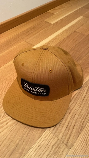 5 Snapback Caps   1x New Era, 4x Brixton