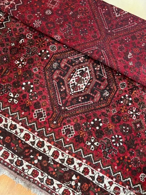 hochwertiger, geknüpfter Teppich Bild 2