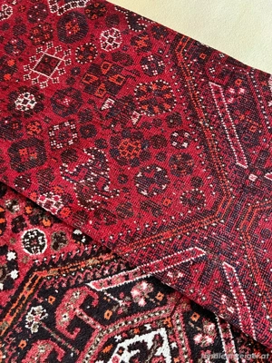 hochwertiger, geknüpfter Teppich