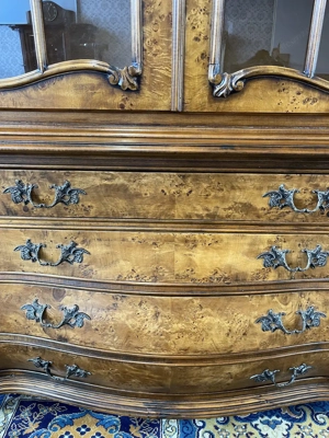 Barock Vitrine Bücherschrank Nussbaum Stilmöbel Bild 3