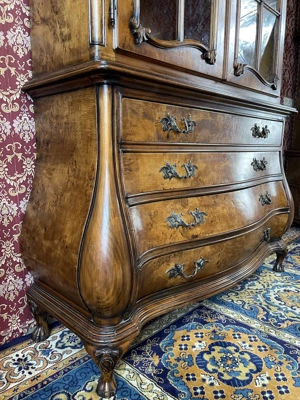 Barock Vitrine Bücherschrank Nussbaum Stilmöbel Bild 4