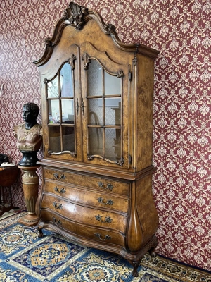 Barock Vitrine Bücherschrank Nussbaum Stilmöbel Bild 8