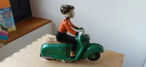 Blechspielzeug Vespafahrerin aufziehbar Bild 2