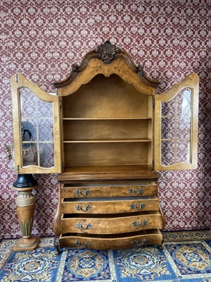 Barock Vitrine Bücherschrank Nussbaum Stilmöbel Bild 9