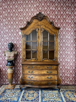 Barock Vitrine Bücherschrank Nussbaum Stilmöbel Bild 10