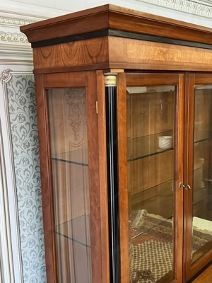 Biedermeier Vitrine Wohnzimmerschrank Selva Schrank Kirschbaum Louis XV Empire STILMÖBEL Bild 3