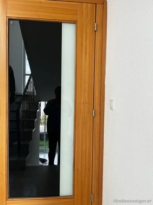 Trennwand mit Türe mit Glaseinsätzen Bild 2