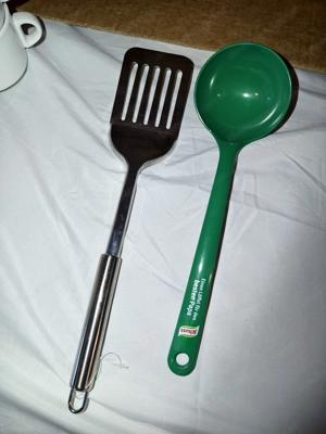 Tassen und Teller Bunt und weiß Bild 9