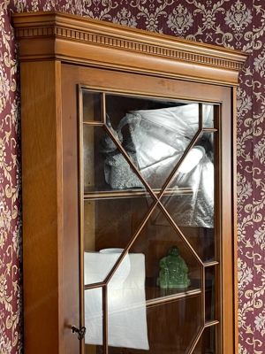 Englische Vitrine Biedermeier Stilmöbel Bild 4