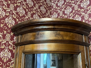 Biedermeier Eckvitrine Vitrine Nussbaum Barock Landhaus Rokoko Eckschrank Stilmöbel Louis XV Sammler Bild 6