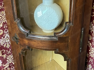 Biedermeier Eckvitrine Vitrine Nussbaum dunkel Barock Landhaus Rokoko Eckschrank Stilmöbel Louis XV  Bild 7