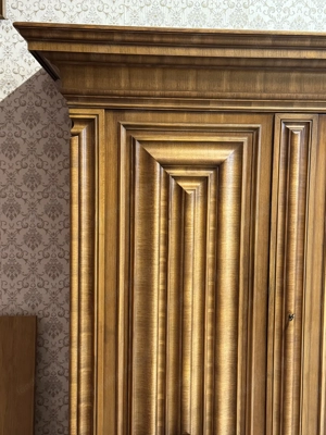 Frankfurter Wellenschrank STILMÖBEL Nussbaum geschätzt um 1960-1970 Bild 3