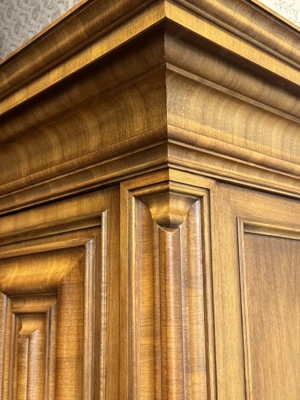 Frankfurter Wellenschrank STILMÖBEL Nussbaum geschätzt um 1960-1970 Bild 6