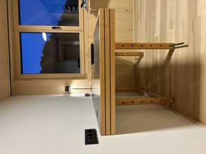 Schreibtisch mit Regalmöglichkeit und extra Einbuchtung für Laptop oder Computer Bild 2 Schreibtisch mit Regalmöglichkeit und extra Einbuchtung für Laptop oder Computer Bild 2